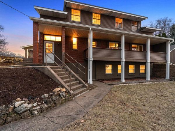 7216 VALLEY Drive, Bettendorf, IA 52722