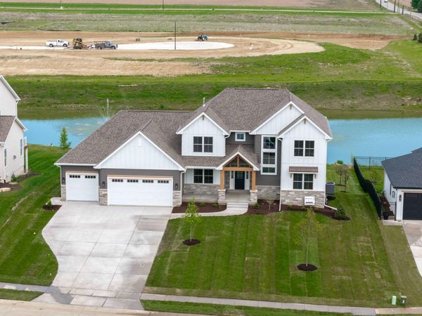 6928 Wilderness Pointe, Bettendorf, IA 52722