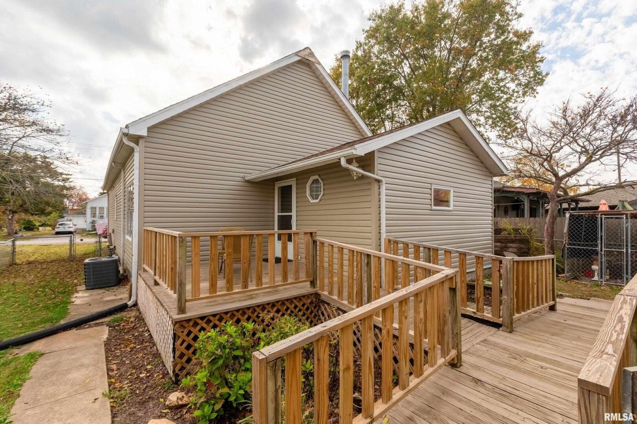 207 W Sylvester Street, Christopher, IL 62822 Main Photo