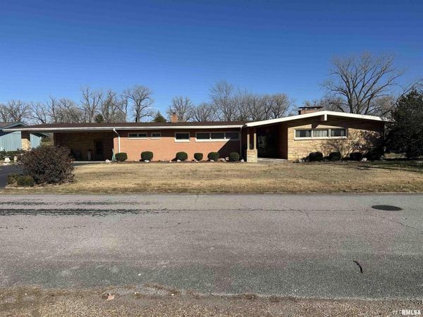 944 S LAKE Drive, Duquoin, IL 62832