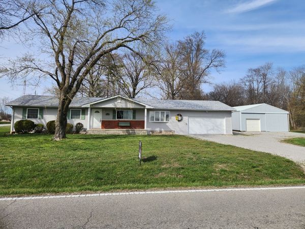 15766 E Tilton Road, Ina, IL 62846