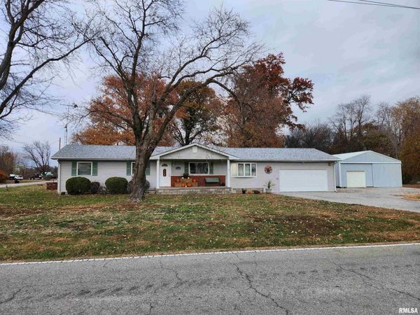 15766 E Tilton Road, Ina, IL 62846