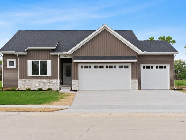 4743 WILLOW Circle, Davenport, IA 52806