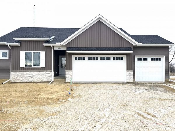 4743 WILLOW Circle, Davenport, IA 52806