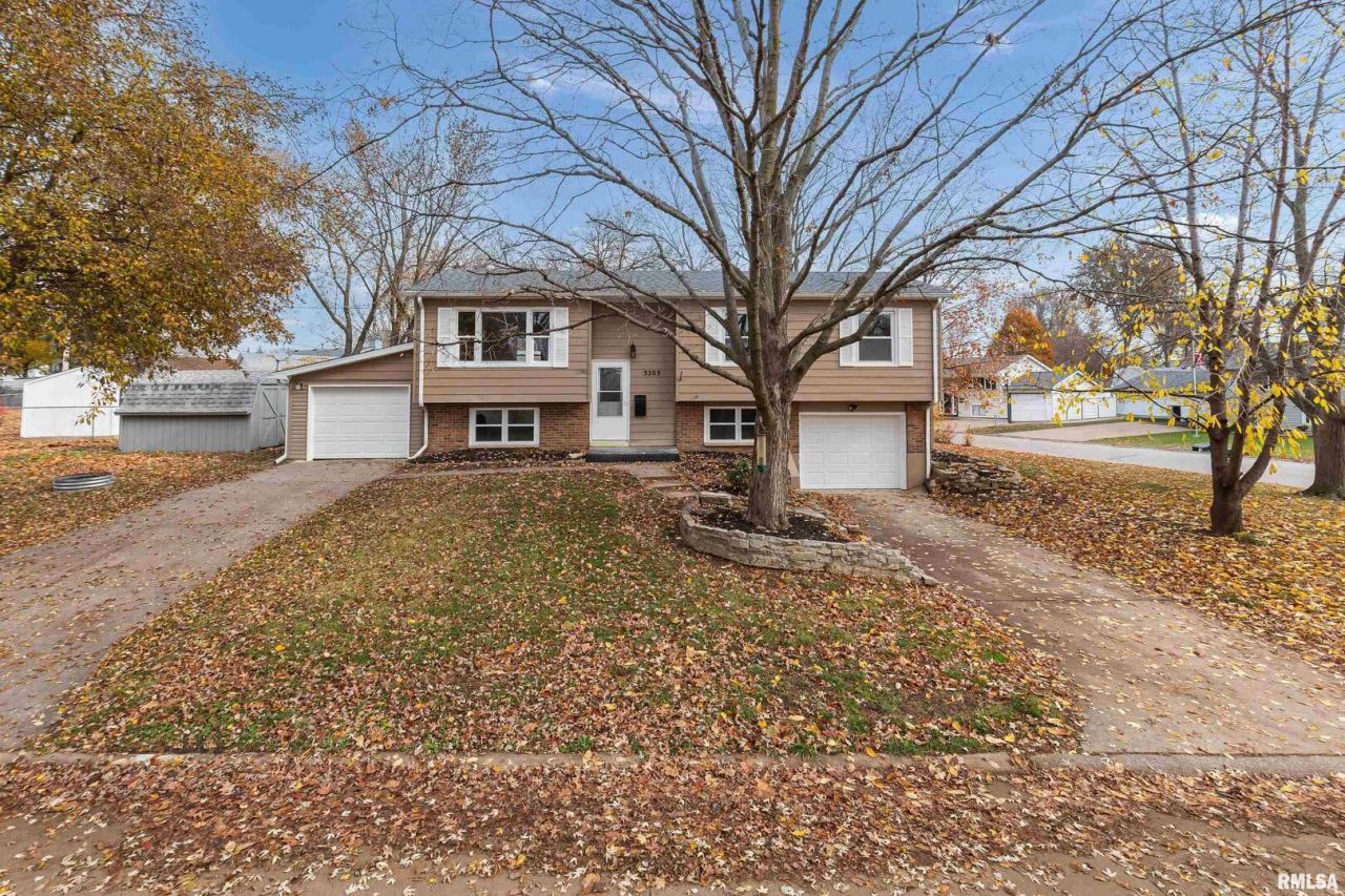 3205 Candlewick Drive, Bettendorf, IA 52722 Main Photo