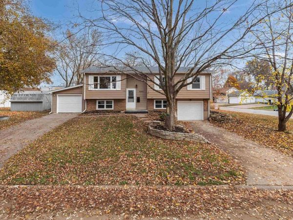3205 Candlewick Drive, Bettendorf, IA 52722