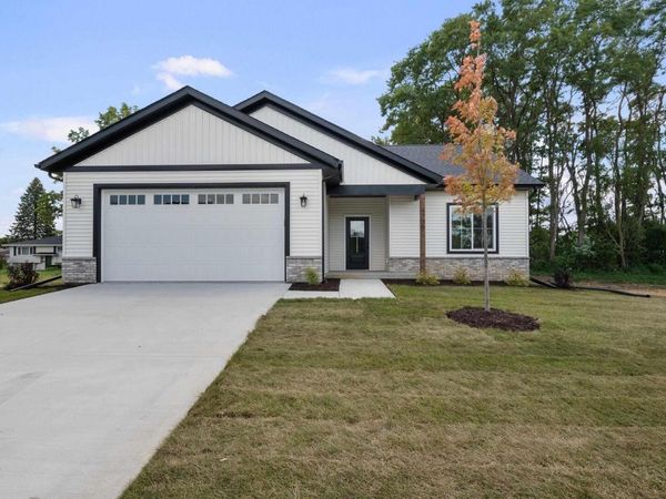 4730 WILLOW Circle, Davenport, IA 52806