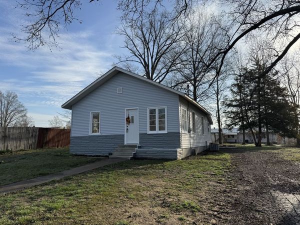 618 S McLeansboro Street, Benton, IL 62812