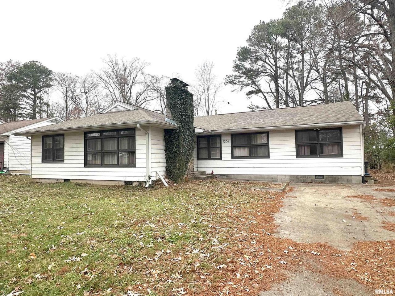 1206 W Chautauqua Street, Carbondale, IL 62901 Main Photo