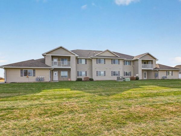 300 E FRANKLIN Street, Unit 203, Eldridge, IA 52748