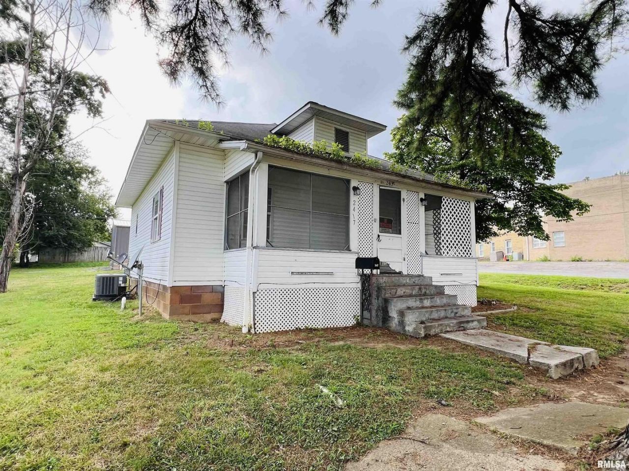 2417 1st Street, Eldorado, IL 62930 Main Photo