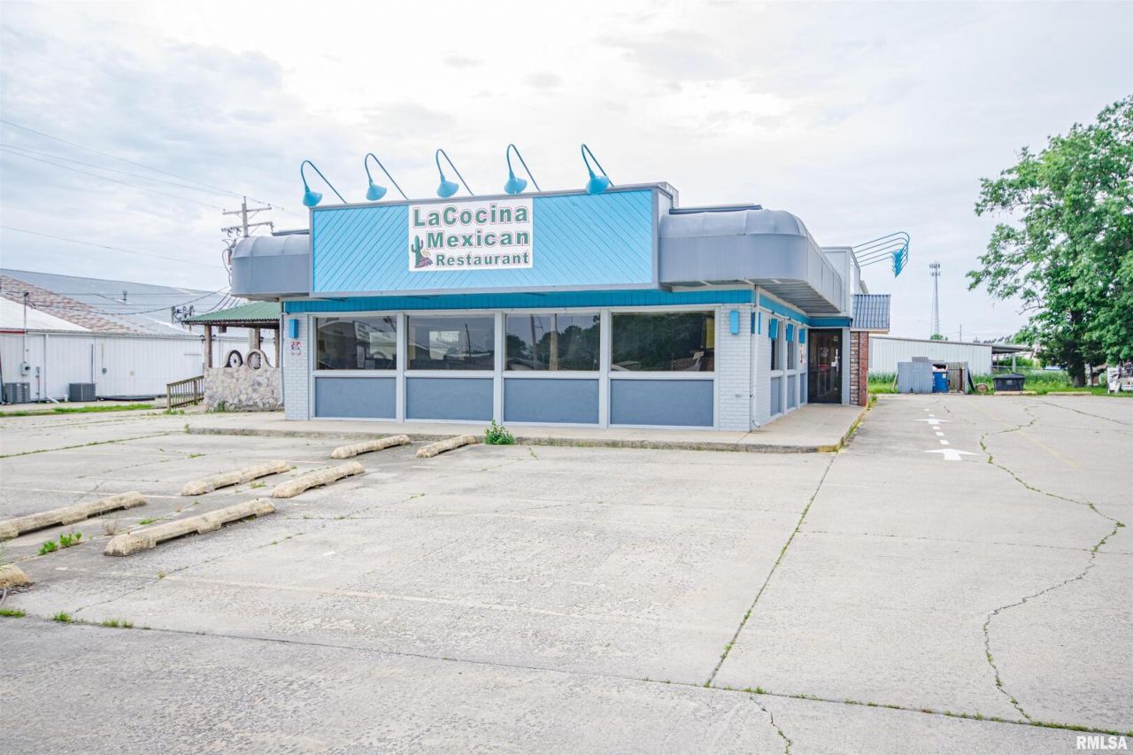 1407 W MAIN Street, Salem, IL 62881