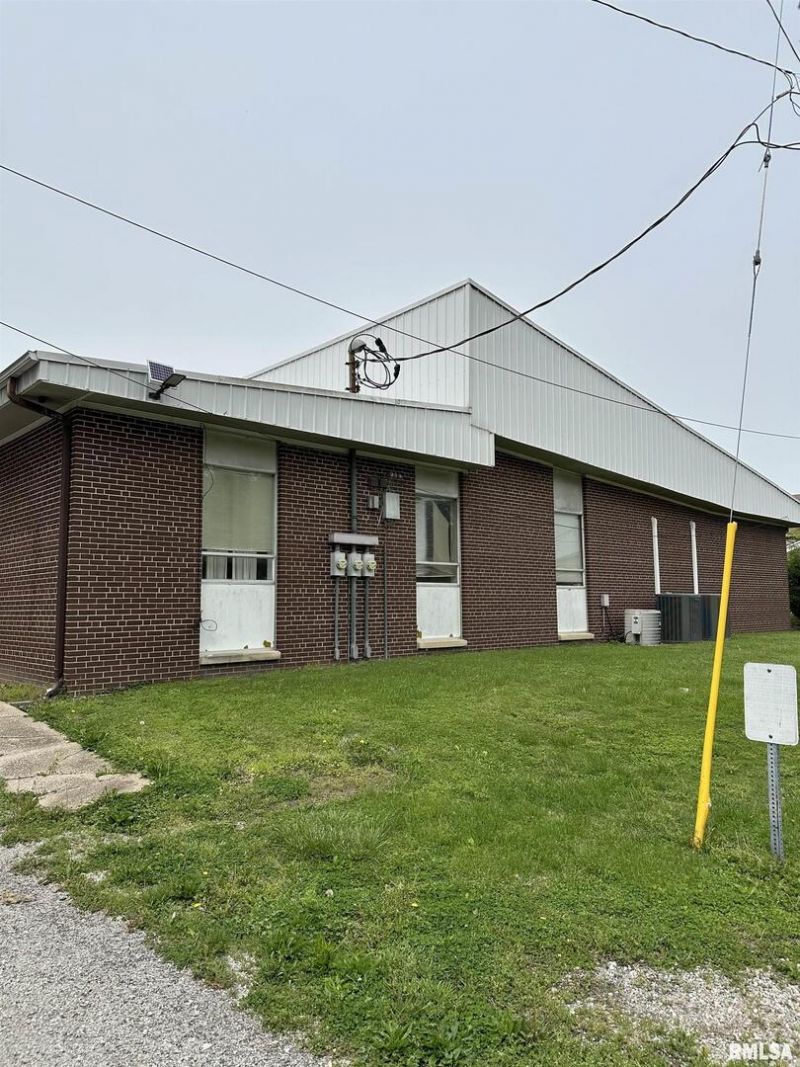 20 N WASHINGTON Street, Duquoin, IL 62832