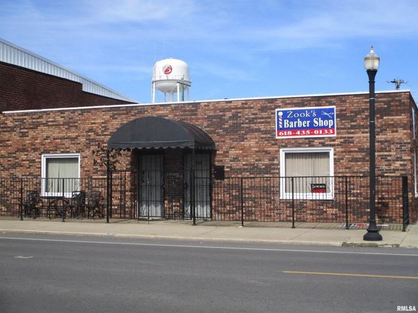 123 E MAIN Street, Benton, IL 62812