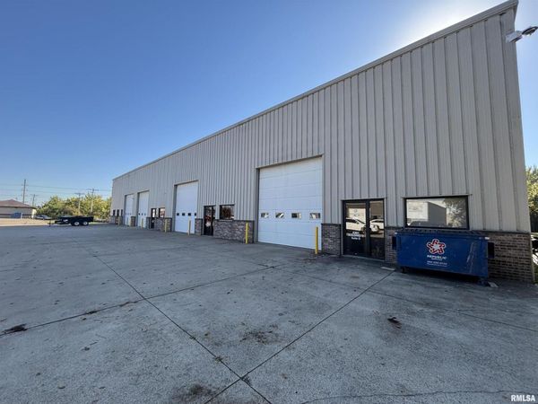 2301 MANUFACTURING Drive, Clinton, IA 52732