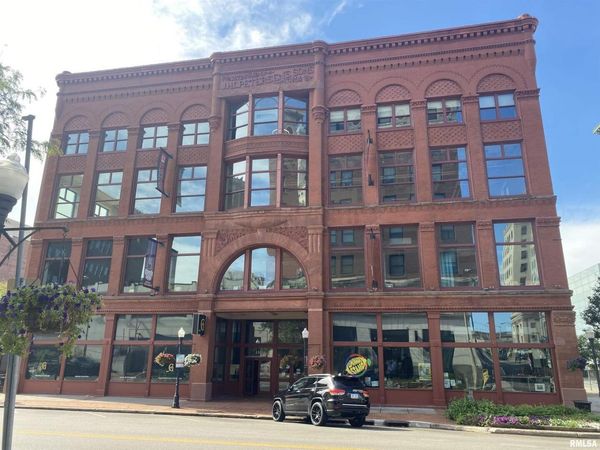 131 W 2ND Street, Davenport, IA 52801