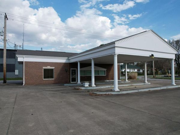 300 W CHURCH Street, Salem, IL 62881