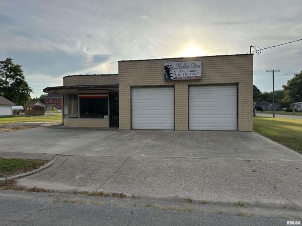 39 N WALNUT Street, Tamaroa, IL 62888