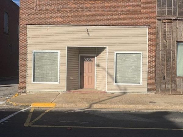 110 W MARKET Street, Christopher, IL 62822