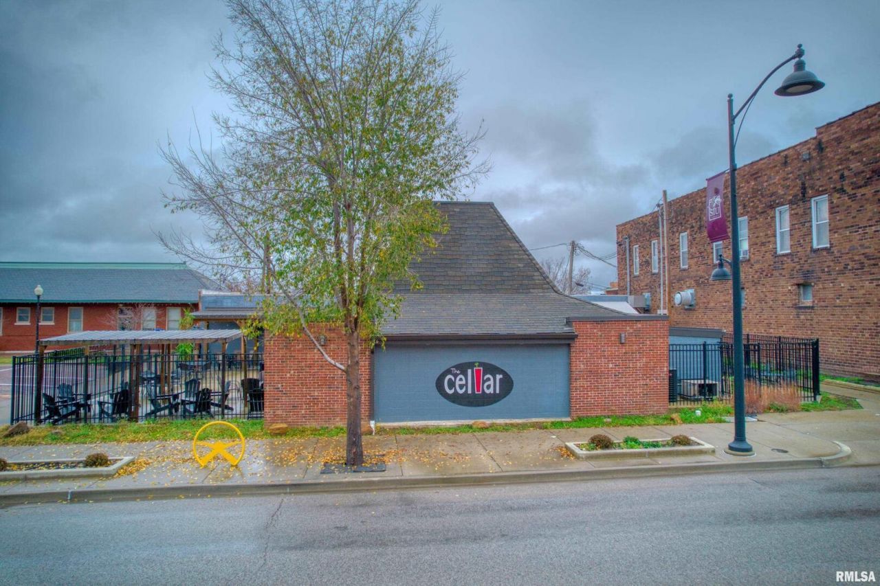 101 W MONROE Street, Carbondale, IL 62901