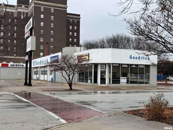 1901 4TH Avenue, Rock Island, IL 61201