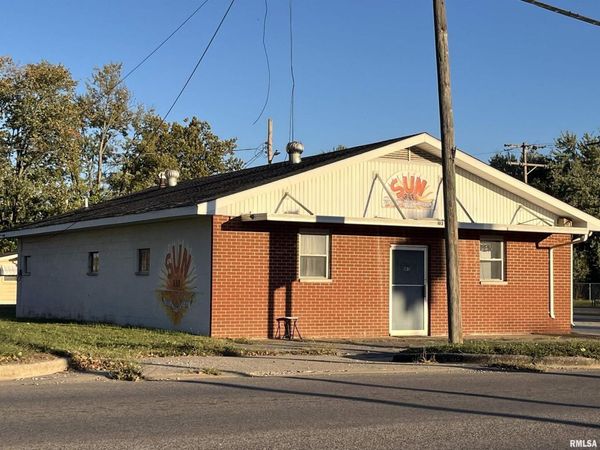 102 N 1ST Street, Vienna, IL 62995