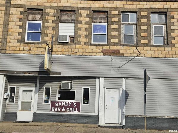 109 E MAIN Street, Benton, IL 62812