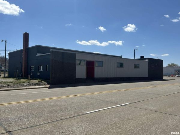 318 RIVER Drive, Moline, IL 61265