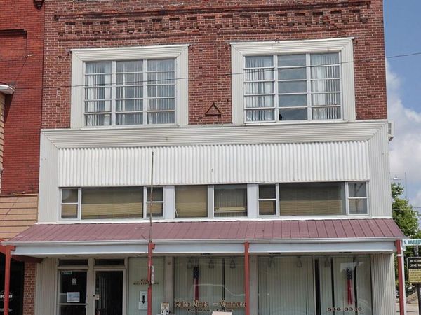 120 S BROADWAY Avenue, Salem, IL 62881