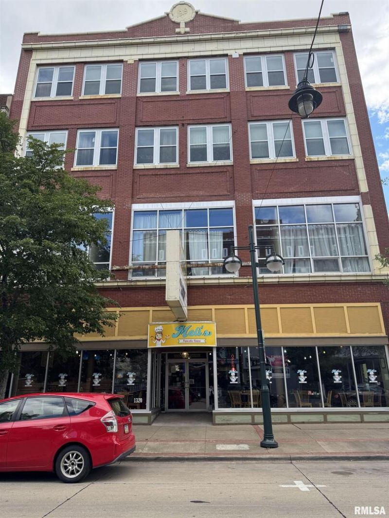 1320 5TH Avenue, Moline, IL 61265