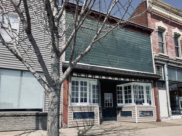208 MAIN Avenue, Clinton, IA 52732