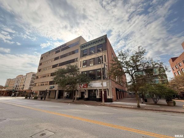 111 W 2ND Street, Davenport, IA 52801