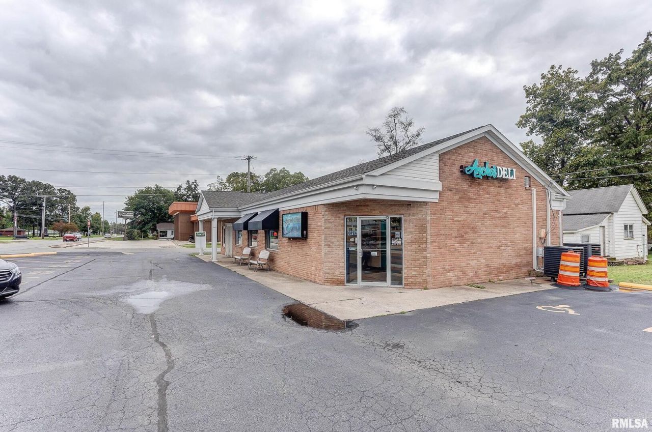 109 S PARK Street, Sesser, IL 62884