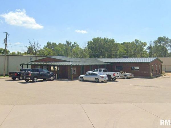 1815 MANUFACTURING Drive, Clinton, IA 52732