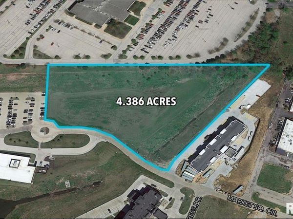 3750 MARKET Square, Davenport, IA 52807