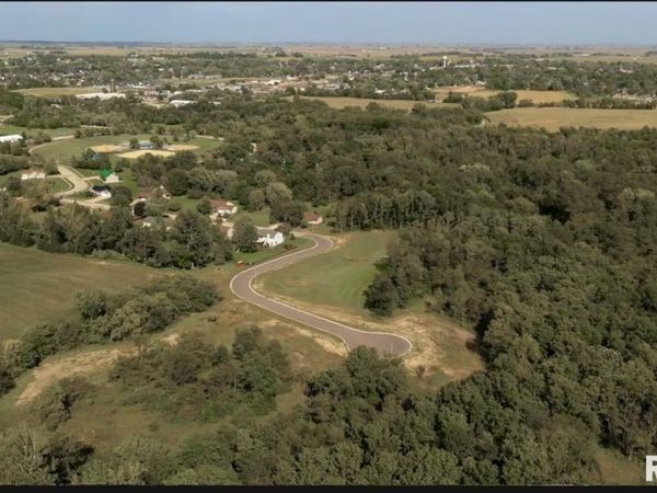 318 SILVER CREEK Road, Dewitt, IA 52742