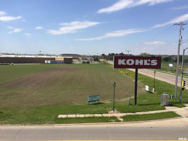 2401 MANUFACTURING Drive, Clinton, IA 52732