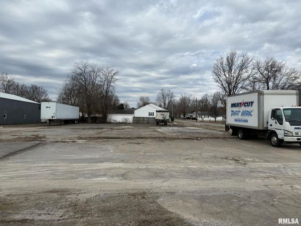 1200 S COURT Street, Marion, IL 62959