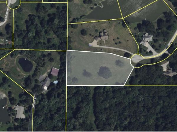 10 BITTERSWEET Lane, Carbondale, IL 62903