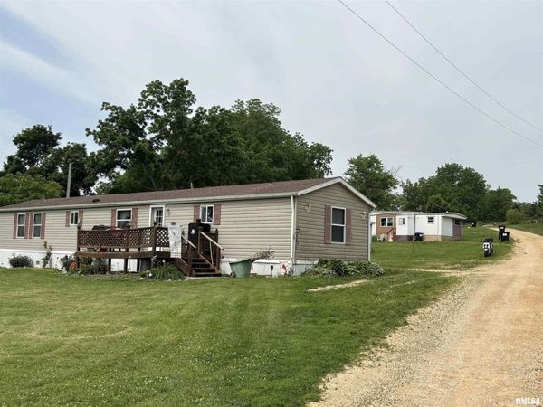 131 BROADWAY Street, Charlotte, IA 52731