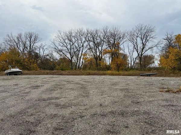 17701 245TH Avenue, Bettendorf, IA 52722