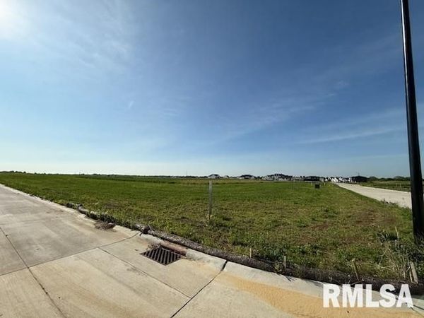 5693 MARTIN Avenue, Bettendorf, IA 52722