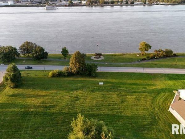 0 RIVER Drive, Moline, IL 61265