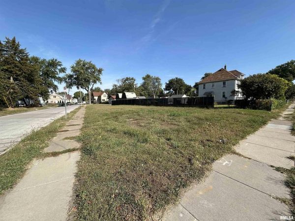 2736 ROCKINGHAM Road, Davenport, IA 52802