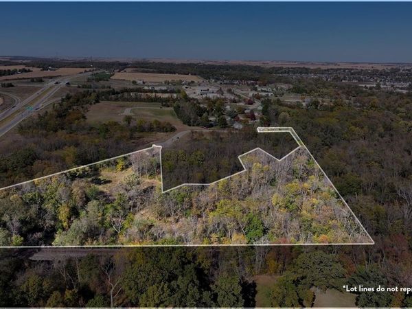 302 SILVER CREEK Road, Dewitt, IA 52742