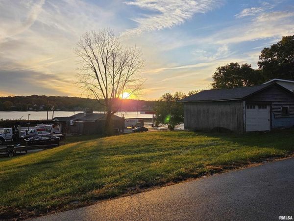 1225 N 2ND Street, Le Claire, IA 52753