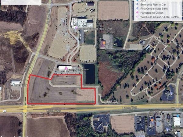 2951 WILD ROSE Circle S, Clinton, IA 52732