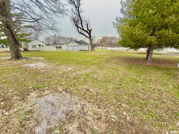 901 E 3RD Street, Flora, IL 62839