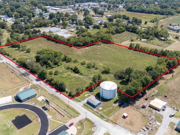 000 W MAIN Street, Mcleansboro, IL 62859