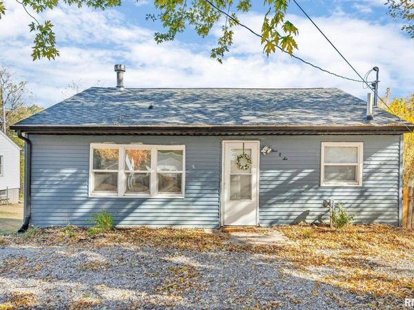 906 28 1/2 Street, Bettendorf, IA 52722